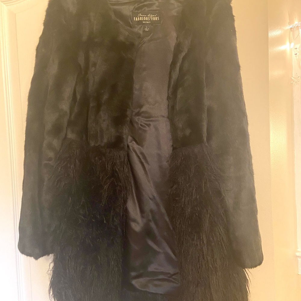 Three wire hook and ring closures
Fitted; Waist-Length
Pockets in princess seams